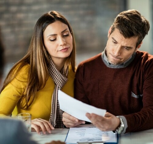 Assinar sem ler? Entenda os riscos jurídicos para sua empresa