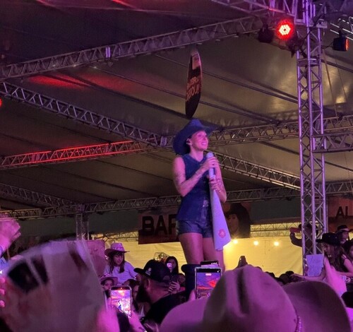 Ana Castela bate recorde de público em show histórico em Tubarão