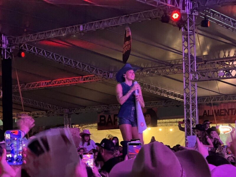 Ana Castela bate recorde de público em show histórico em Tubarão