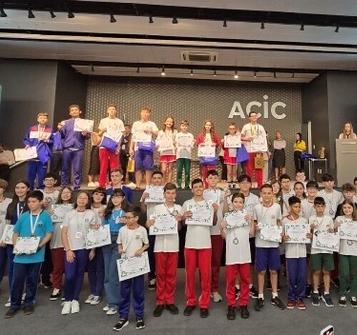 Prêmio Acic: Medalhistas de Matemática e Língua Portuguesa recebem premiações