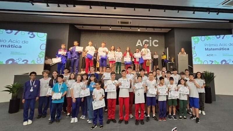 Prêmio Acic: Medalhistas de Matemática e Língua Portuguesa recebem premiações