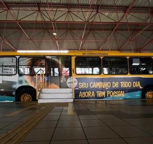 'A Poesia Vai de Ônibus': projeto cultural espalha 100 poemas nos ônibus de Criciúma