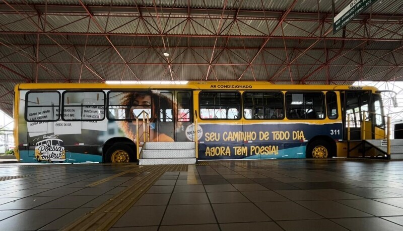 'A Poesia Vai de Ônibus': projeto cultural espalha 100 poemas nos ônibus de Criciúma