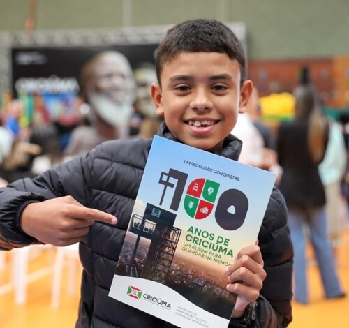 Fundação Cultural promove troca de figurinhas do álbum '100 Anos de Criciúma'