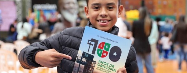 Fundação Cultural promove troca de figurinhas do álbum '100 Anos de Criciúma'