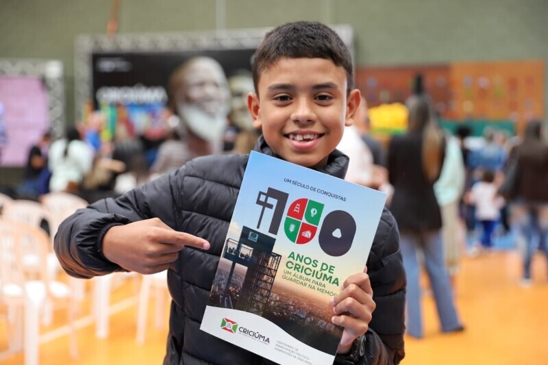 Fundação Cultural promove troca de figurinhas do álbum '100 Anos de Criciúma'