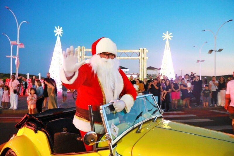 Magia do Natal encanta famílias no Balneário Rincão