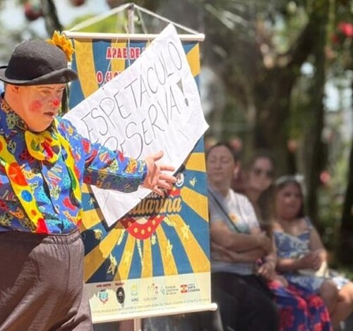 Espetáculo da Bailarina emociona público em Içara com humor e inclusão