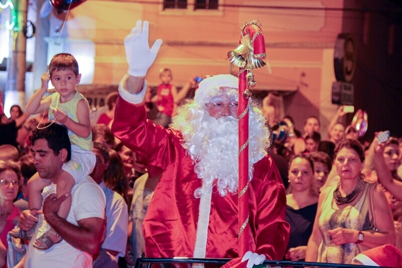 Chegada do Papai Noel marca abertura do Natal em Urussanga