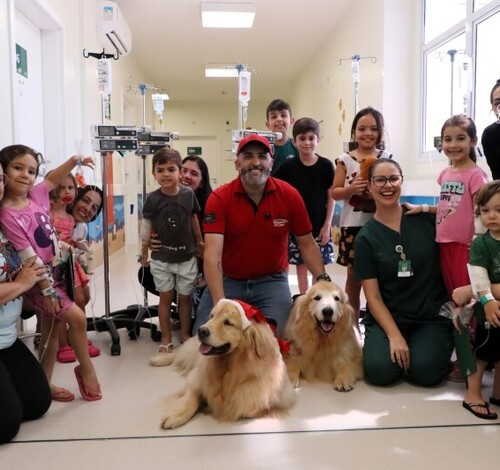 Pet Terapia leva espírito natalino às crianças do Hospital Unimed Criciúma
