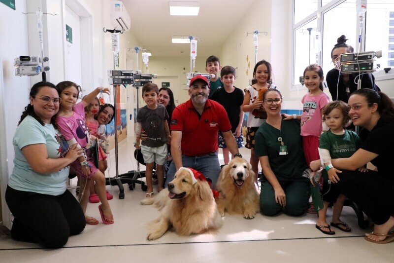 Pet Terapia leva espírito natalino às crianças do Hospital Unimed Criciúma