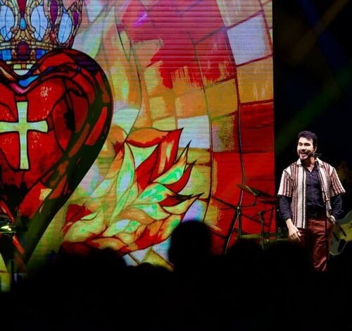 Padre Fábio de Melo reúne fiéis em missa campal e show em Içara