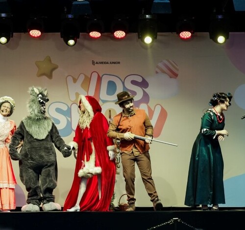 Parada de Natal e espetáculo Chapeuzinho Vermelho no Nações Shopping