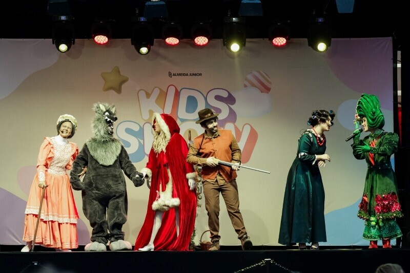 Parada de Natal e espetáculo Chapeuzinho Vermelho no Nações Shopping