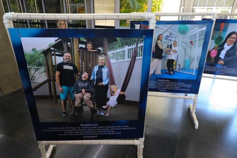 Exposição no Paço Municipal de Criciúma celebra 20 anos da Lei das APAEs