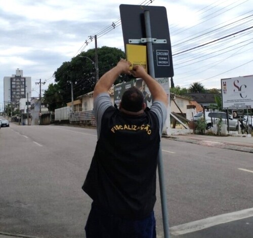 Publicidade irregular: fiscalização remove placas e banners em Criciúma