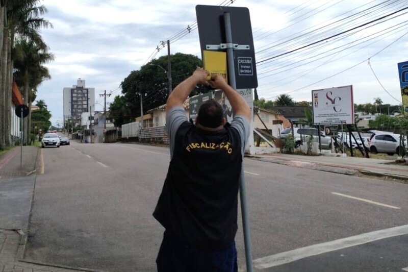 Publicidade irregular: fiscalização remove placas e banners em Criciúma