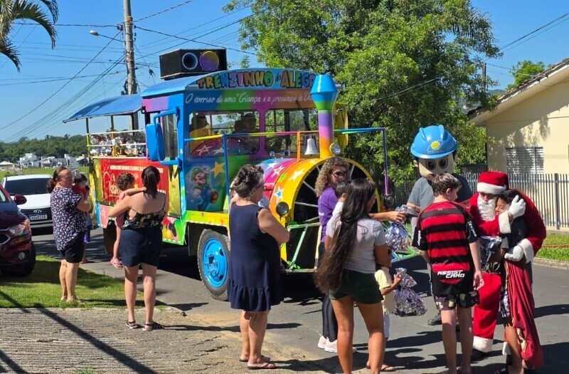 Coopercocal espalha espírito natalino com Trenzinho de Natal