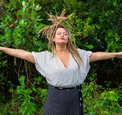 Ex- Chimarruts, Tati Portella faz show gratuito em Balneário Arroio do Silva