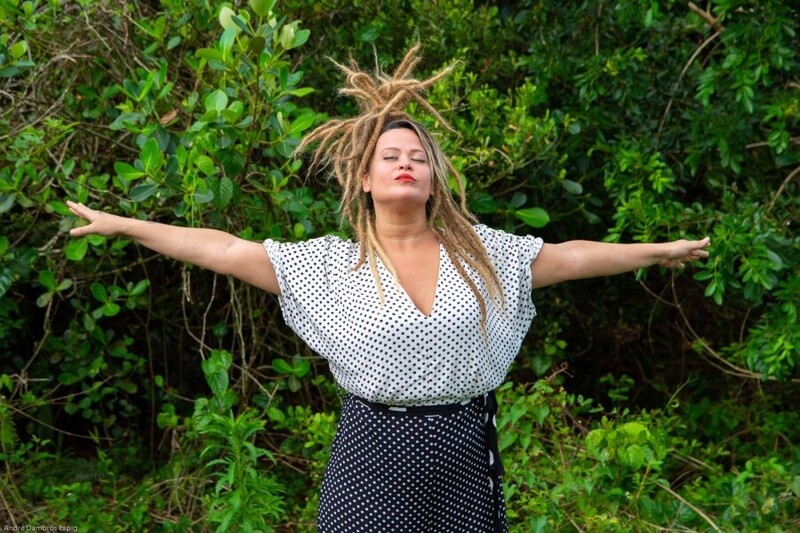 Ex- Chimarruts, Tati Portella faz show gratuito em Balneário Arroio do Silva