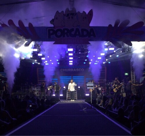 Murilo Huff e Turma do Pagode embalam multidão na Porcada Summer 2026 em Laguna