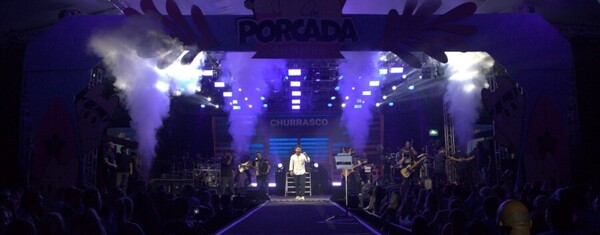 Murilo Huff e Turma do Pagode embalam multidão na Porcada Summer 2026 em Laguna