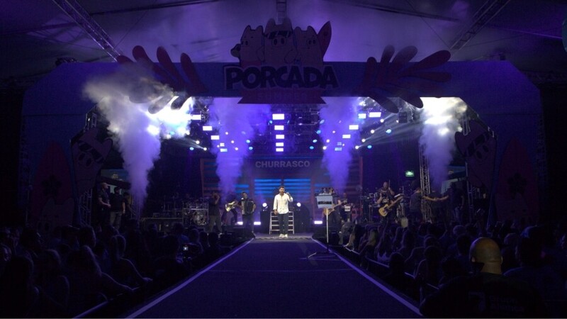 Murilo Huff e Turma do Pagode embalam multidão na Porcada Summer 2026 em Laguna