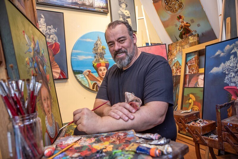 Pintor do Sul de SC leva ‘A Magia de Ser Criança’ para Florianópolis