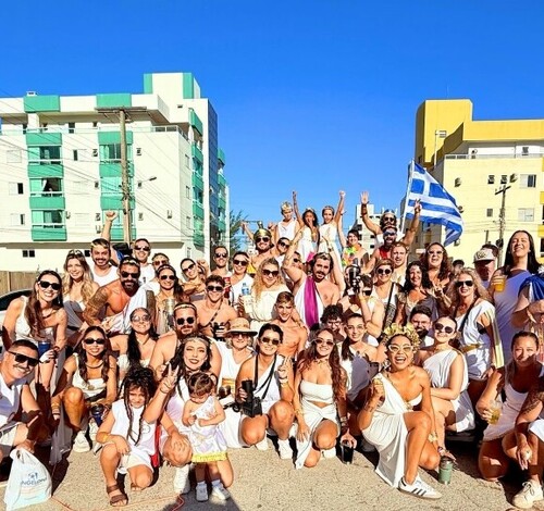 Bloco da Pracinha é destaque no domingo de Carnaval em Laguna
