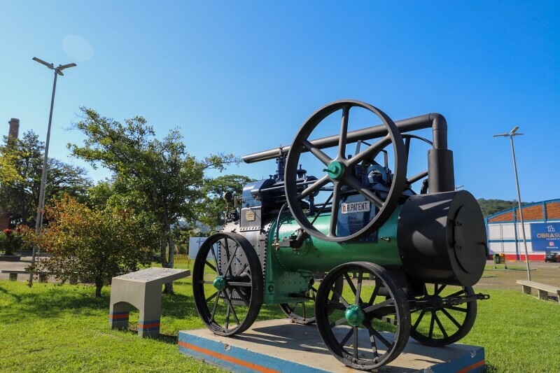 Locomóvel restaurado: patrimônio centenário volta à Praça da Chaminé em Criciúma