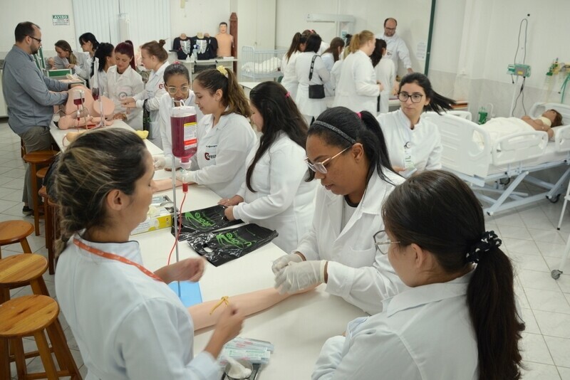 Curso técnico em enfermagem gratuito no Unibave; saiba como fazer inscrição