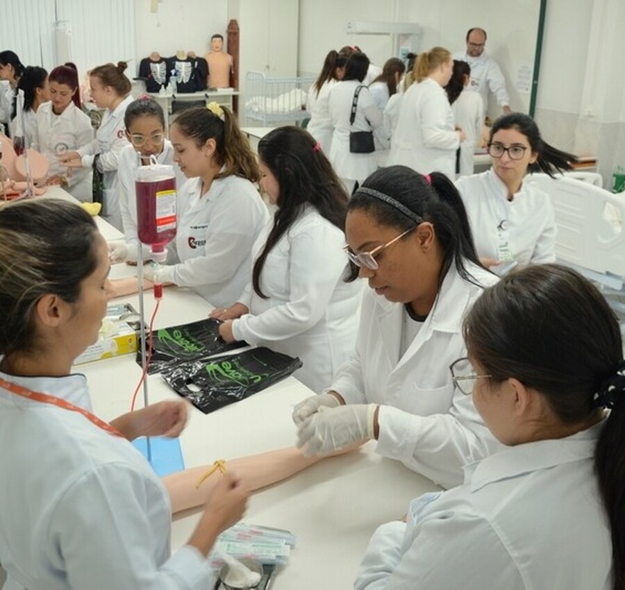 Curso técnico em enfermagem gratuito no Unibave; saiba como fazer inscrição