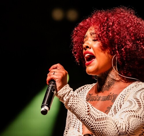 Camerata Florianópolis lança espetáculo 'Elas Cantam Roberto Carlos' 