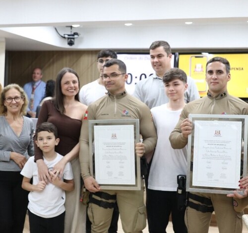 Câmara de Criciúma homenageia policiais por ato de bravura em enxurrada