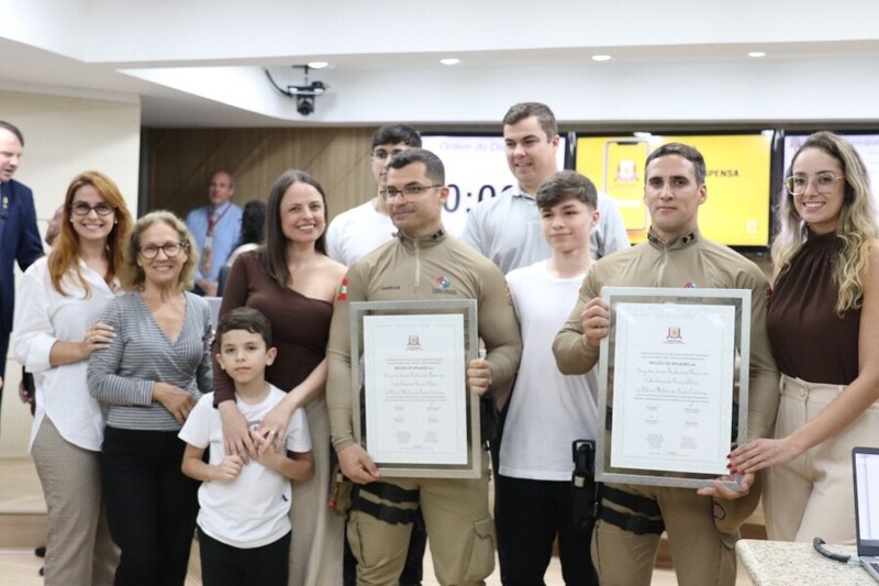 Câmara de Criciúma homenageia policiais por ato de bravura em enxurrada