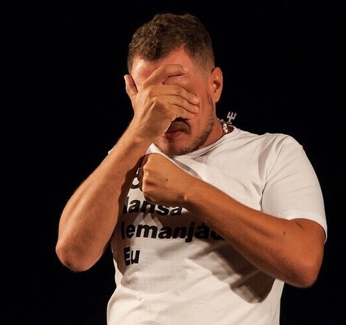 Paulo Mansur apresenta em Criciúma comédia “Entre Charutos e Cachaças”