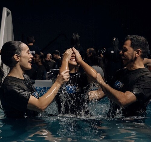 Fé e pertencimento no primeiro batismo de 2026 da Abba Pai Church