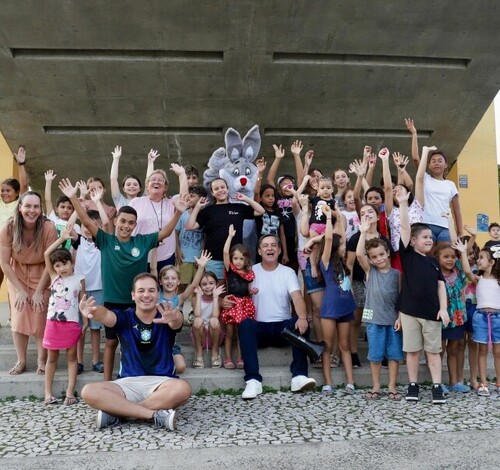 Mais de mil crianças participam de caça aos ovos nos parques de Criciúma