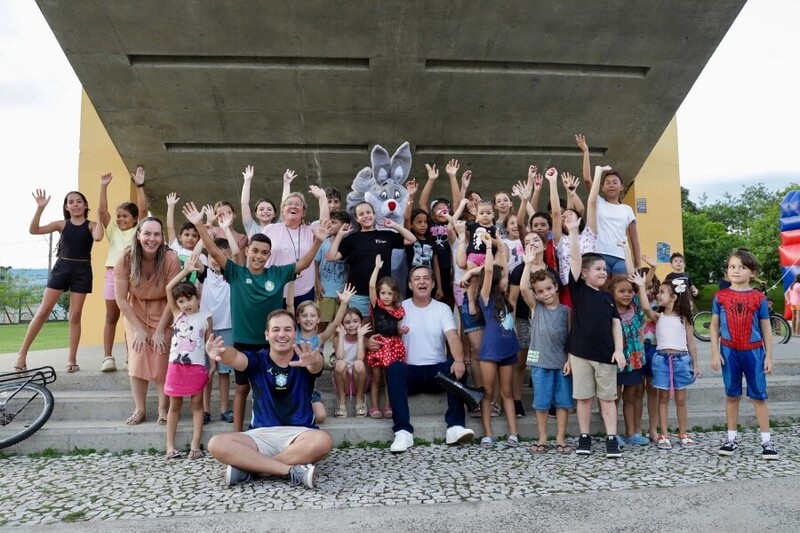 Mais de mil crianças participam de caça aos ovos nos parques de Criciúma