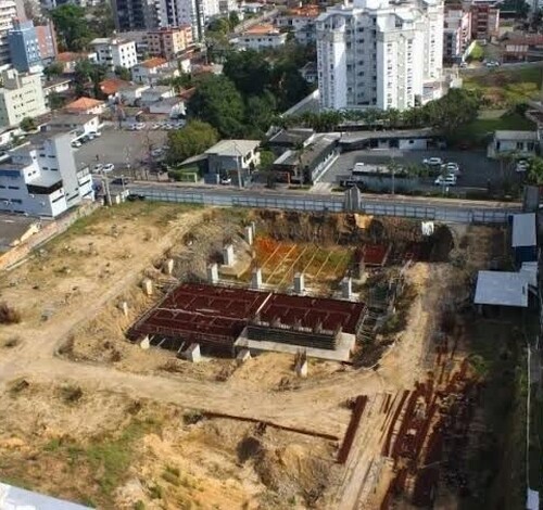 Terrenos milionários abandonados viram cicatrizes urbanas em Criciúma