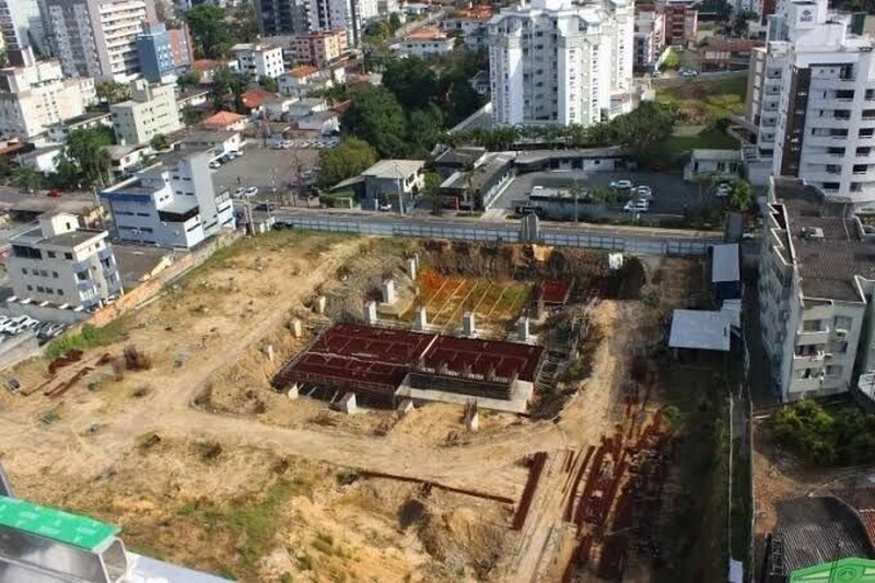 Terrenos milionários abandonados viram cicatrizes urbanas em Criciúma