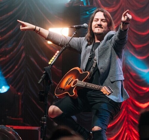 Dino Fonseca faz show em Tubarão neste sábado