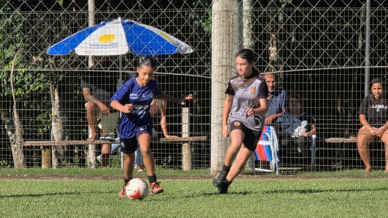 Festival de escolinhas movimenta futebol feminino na sede da Coopercocal