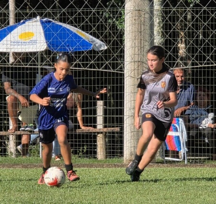 Festival de escolinhas movimenta futebol feminino na sede da Coopercocal