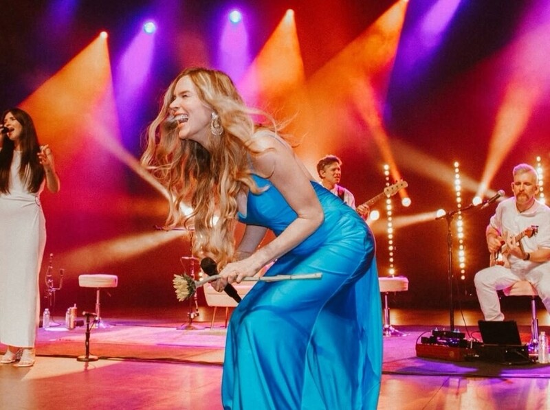 Joss Stone faz show gratuito em Florianópolis no centenário da Ponte Hercílio Luz
