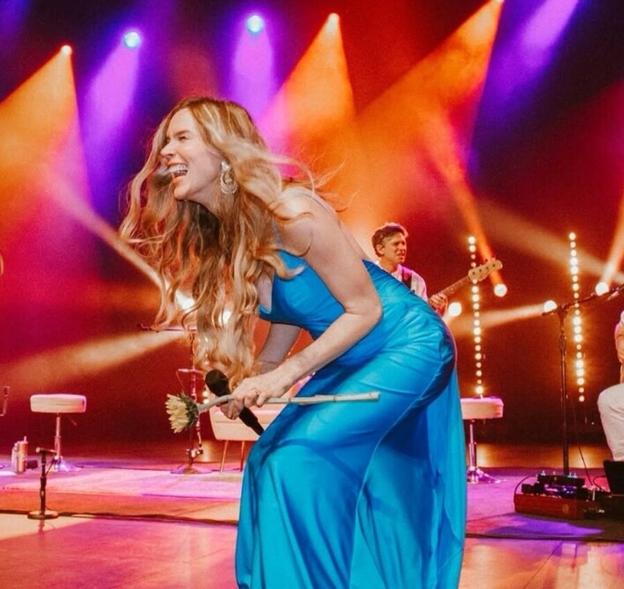 Joss Stone faz show gratuito em Florianópolis no centenário da Ponte Hercílio Luz