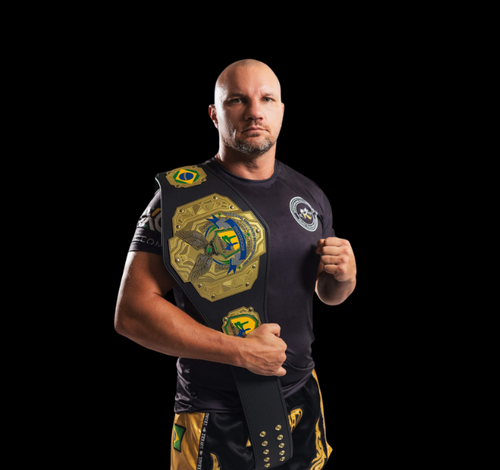 Lutador do Sul de SC busca apoio para disputar Mundial de Muay Thai na Tailândia