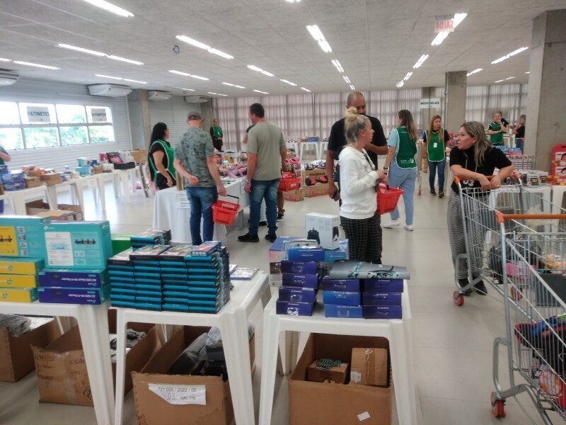 Bairro da Juventude realiza bazar com produtos apreendidos pela Receita Federal