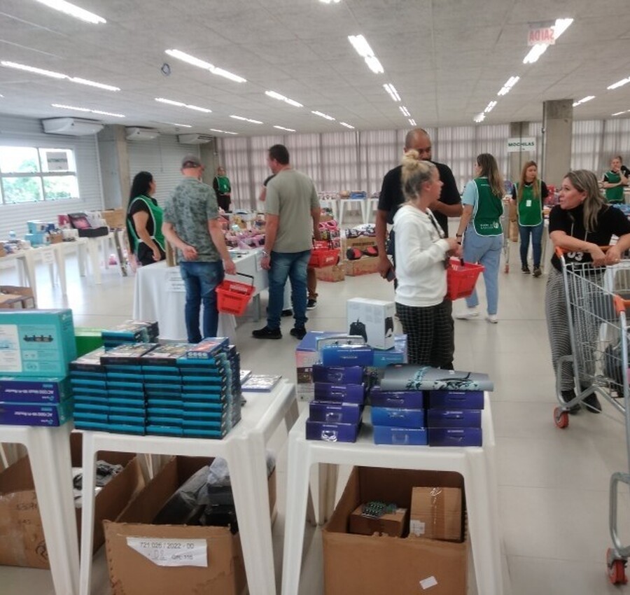 Bairro da Juventude realiza bazar com produtos apreendidos pela Receita Federal