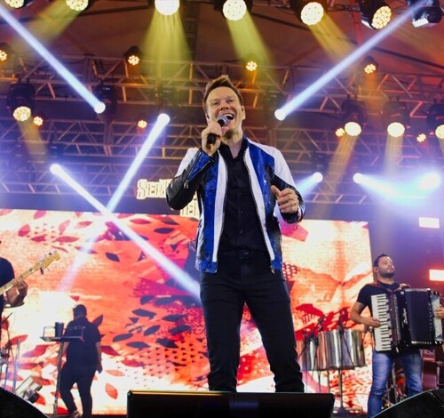 Show de Michel Teló leva multidão à Festa do Colono 2026 em Turvo